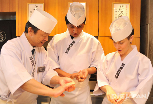 Learning how to make nigiri sushi at Tamazushi in Tsukiji