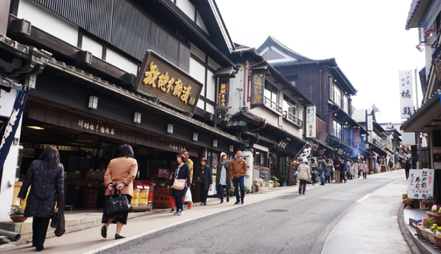 มาเดินเล่นถนนที่เต็มไปด้วยบรรยากาศญี่ปุ่นย้อนยุคได้ที่ Naritasan Omotesando กันเถอะ!