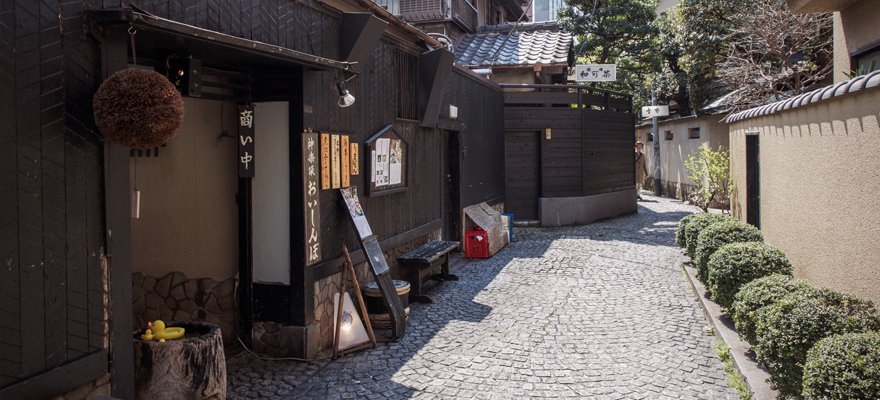 漫步神樂坂的9大魅力！石磚道小徑裡的歐風日本，品味東京舊時風情。