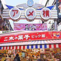 ตลาดอาเมะโยโกะแหล่งของกินแสนอร่อยและร้านขนมชื่อดัง