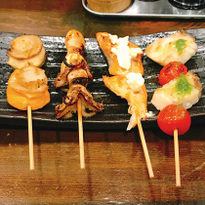 来神乐坂，尝尝日本第一家烤鱼串专门店的新鲜烤炸鱼串味