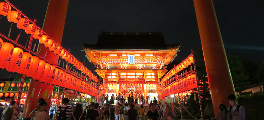 年に1度 鳥居と真っ赤な提灯が並ぶ幻想的な景色 京都 伏見稲荷大社宵宮祭 Digjapan