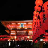 อุโมงค์เสาโทริหมื่นต้นประดับประดาไปด้วยโคมแดงที่ศาลเจ้าฟูชิมิอินาริ ไทฉะ ณ เกียวโต
