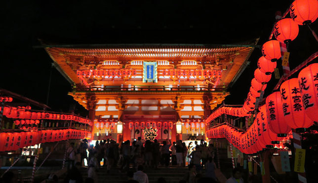 年に1度！鳥居と真っ赤な提灯が並ぶ幻想的な景色　京都・伏見稲荷大社宵宮祭