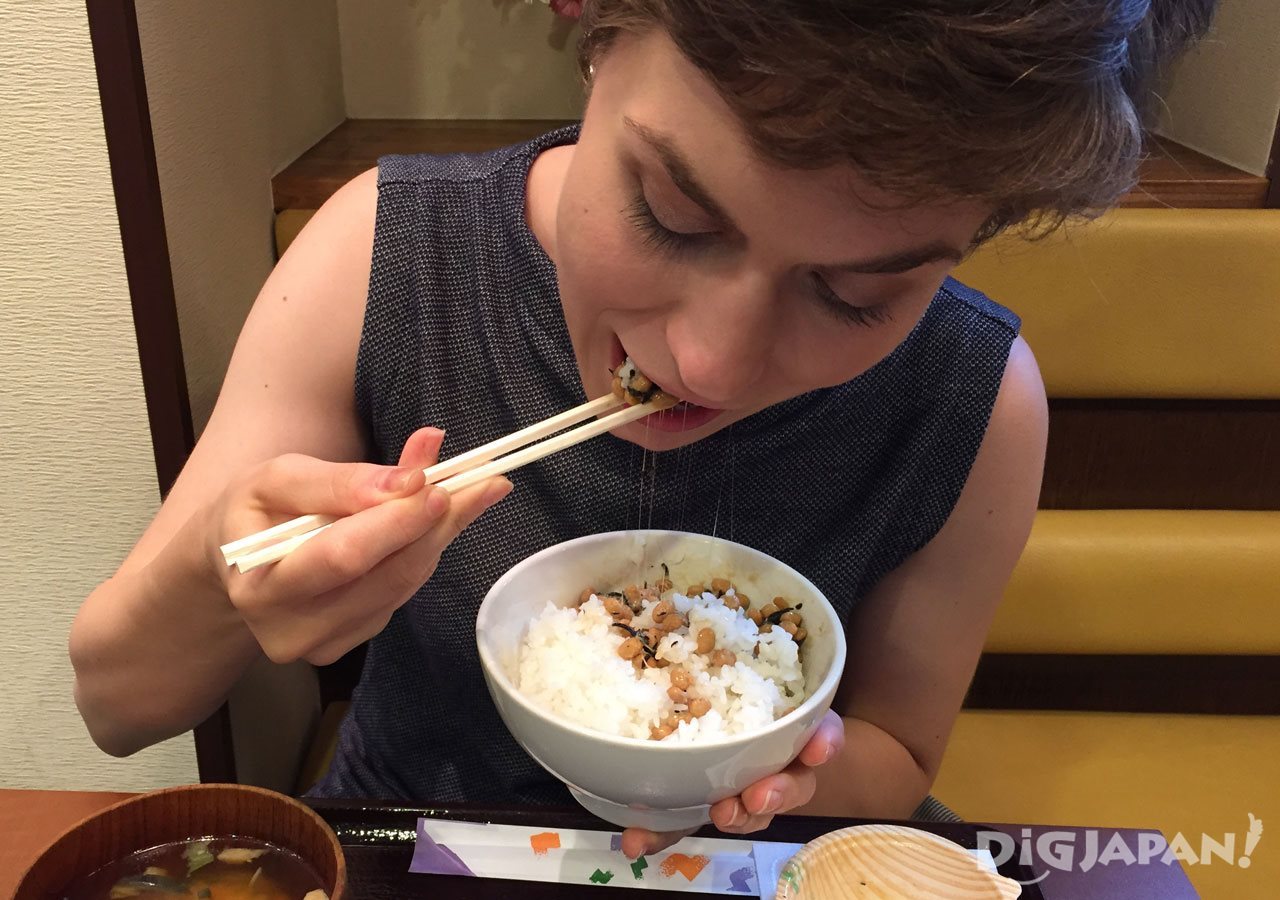 Foreign American girl eats natto at Sendai-ya in Tokyo 