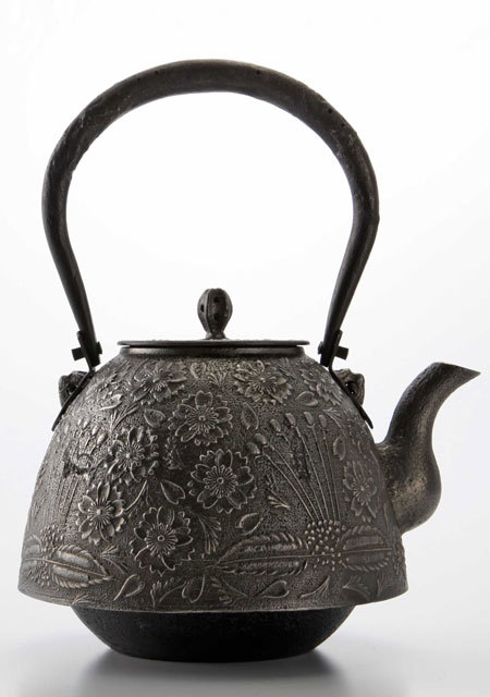 A nanbu iron kettle by Maeda Tomoyuki