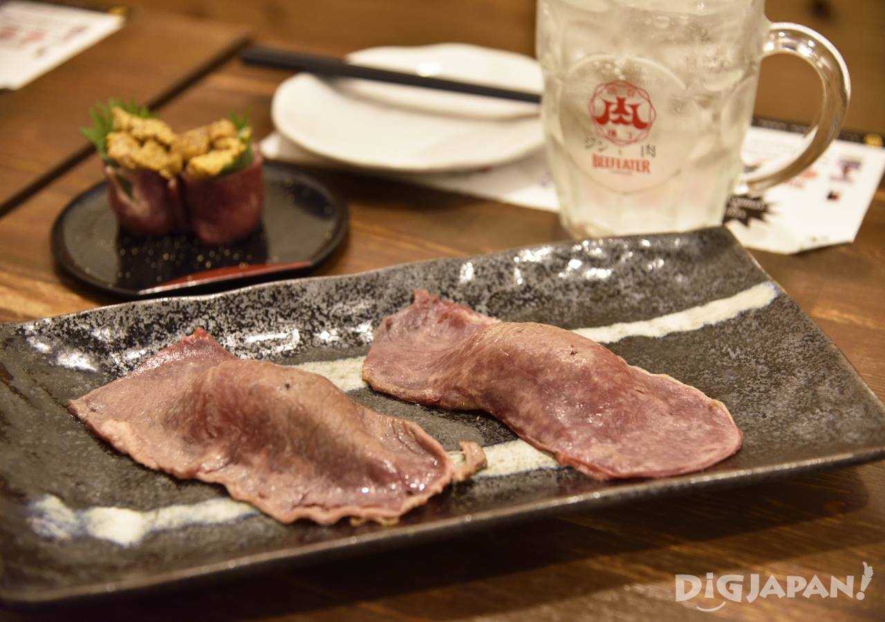 肉天国の極大炙りサーロインにぎり（肉の寿司）は食べ応え十分
