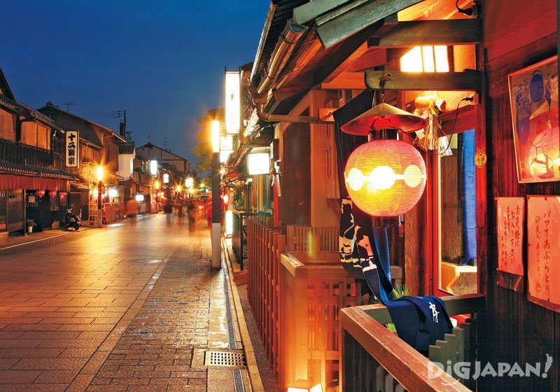 Hanamikoji-dori Street at night