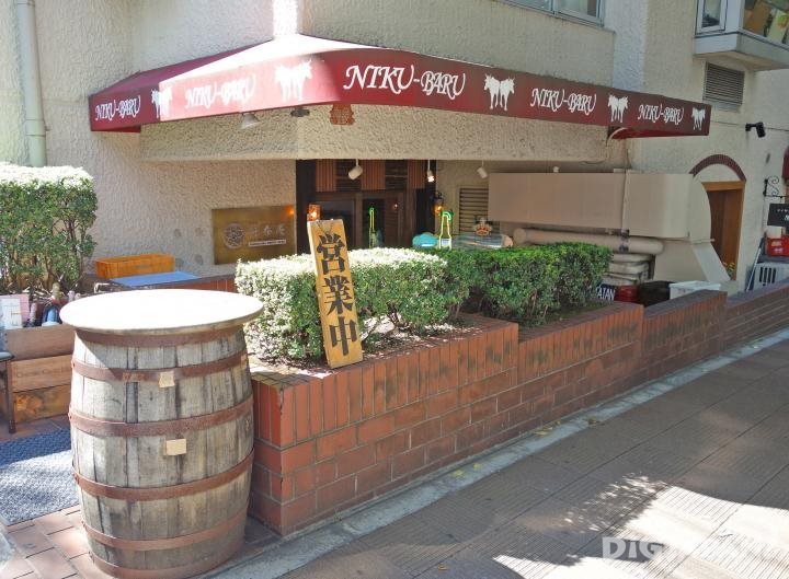 店鋪前的紅酒桶是辨認標識