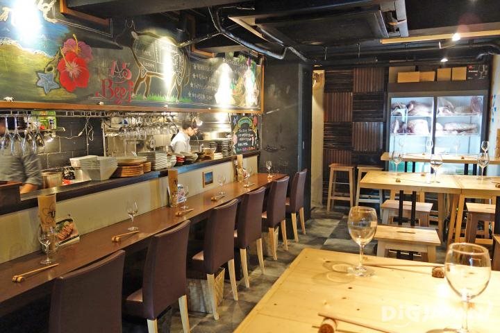 The interior of Niku Bar SHOUTAIAN
