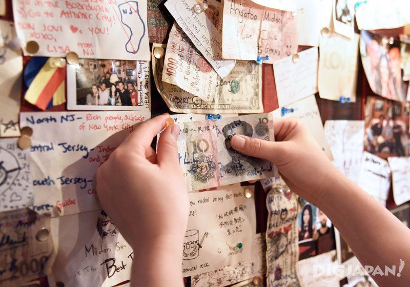 bararaku_店內牆壁上貼的紙幣