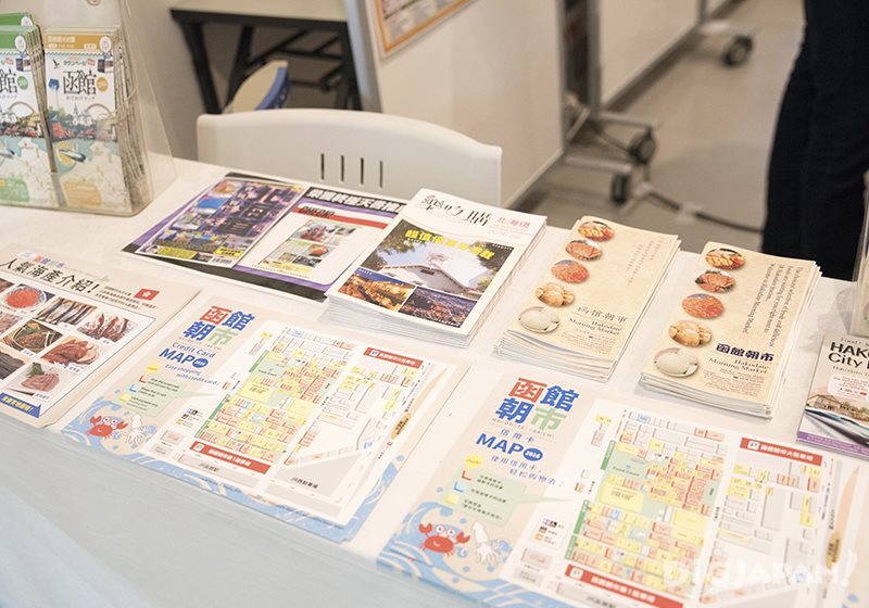 早市内或函館主要觀光地紹的外語手冊