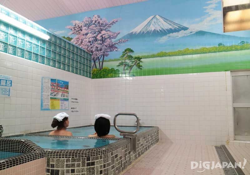 Why Japanese put towels on their heads in the sento or onsen