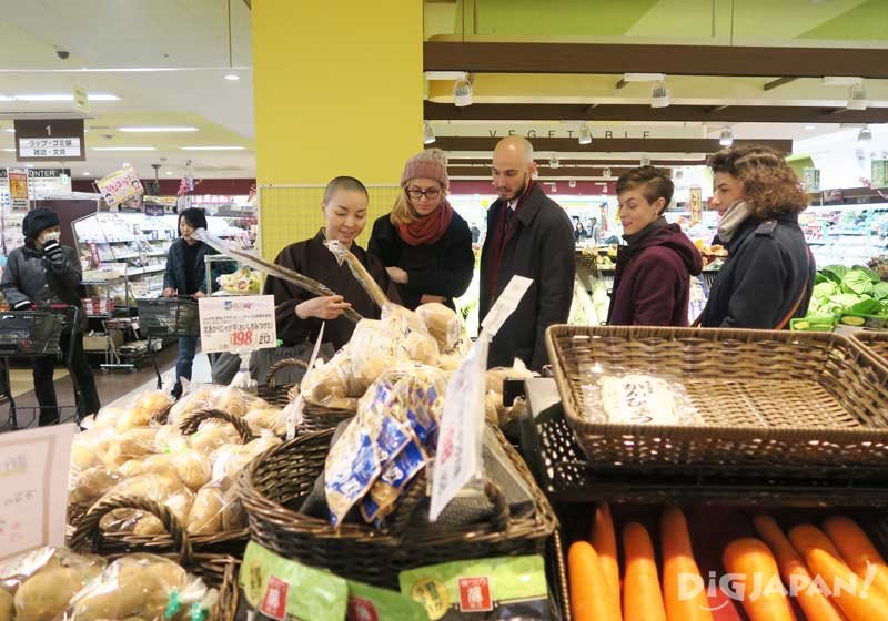 Grocery shopping with a Buddhist nun 1