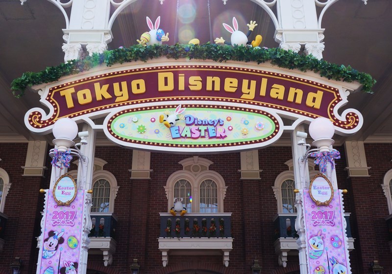 東京ディズニーランド入口のイースター装飾1
