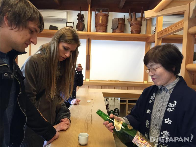 點單後一升瓶裝的日本酒，會幫顧客服務斟酒入杯