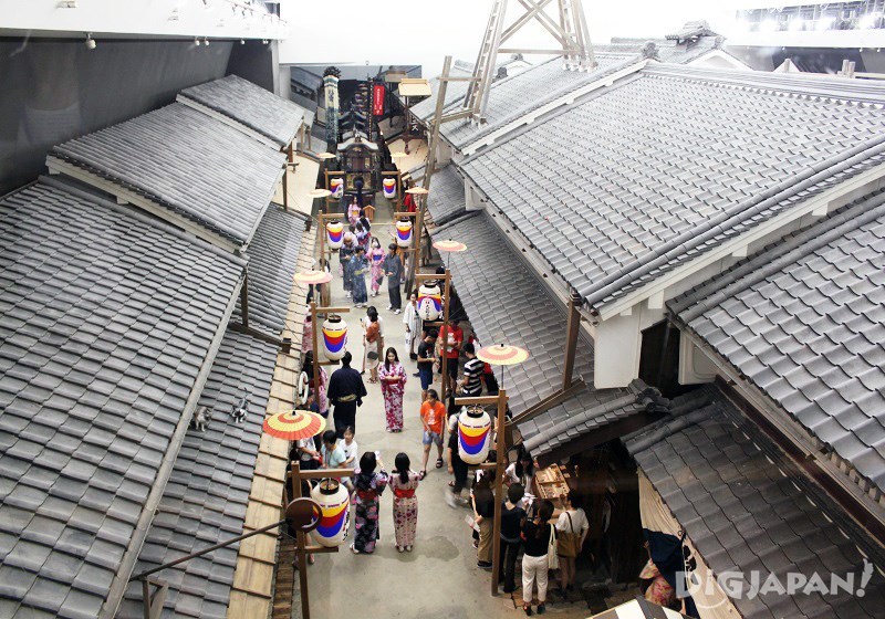 江戸時代の大阪の街並みを見下ろす展望フロア