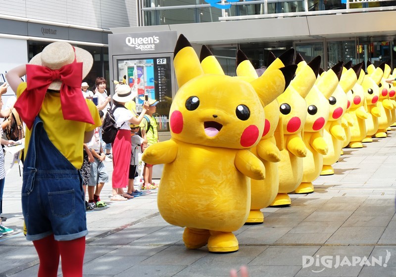 กรี๊ดๆๆ ปิกาจูออกมาเดินเล่นกันใหญ่แล้ว～ Pikachu's Walk