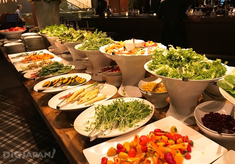 蔬菜沙拉吧提供当季蔬菜、起司、面包及多种热食