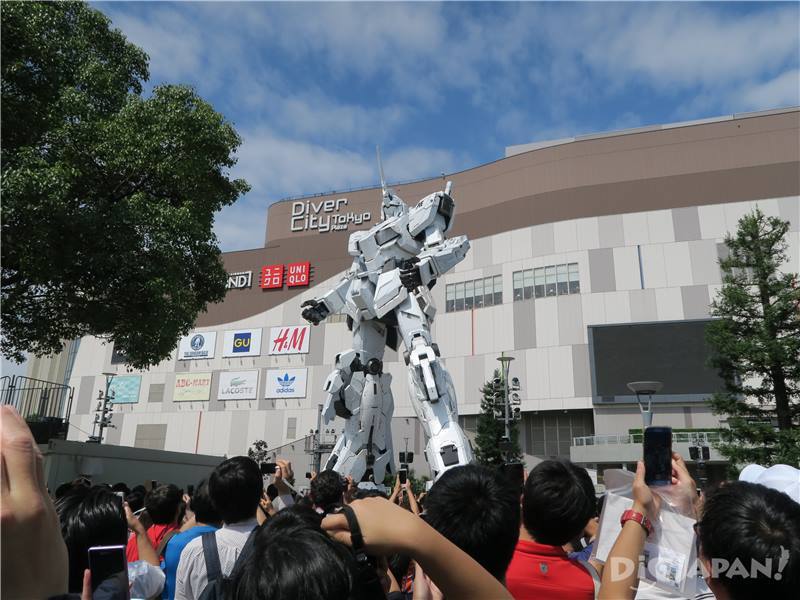The Unicorn Gundam during daytime