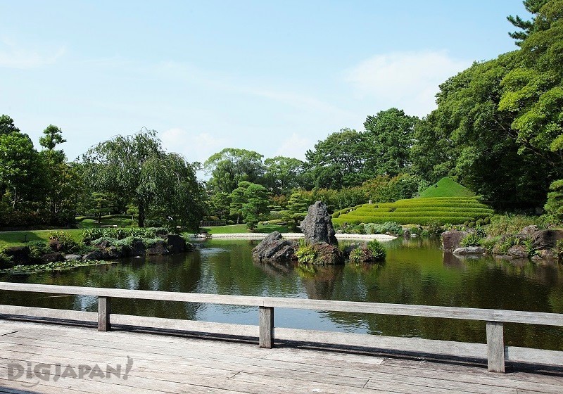 駿府城公園裡有日本庭園、附設茶室的紅葉山庭園