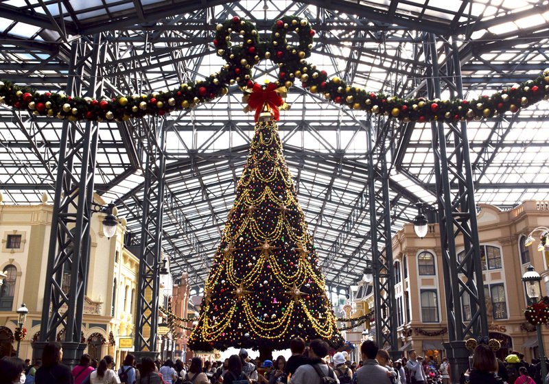 世界市集正中的巨型圣诞树