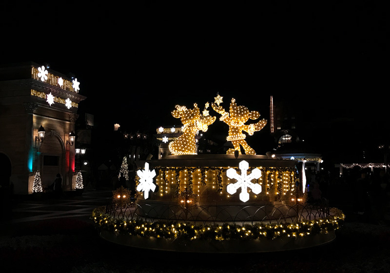 港岸公園由雪花裝扮的米奇彩燈