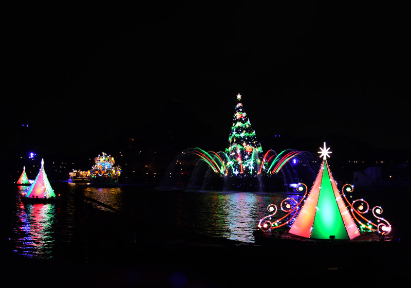 地中海港灣的聖誕樹彩燈在表演結束後也會一直閃亮