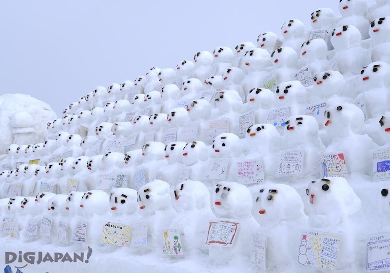 会場入り口にならぶ地元札幌の人が作った雪だるま