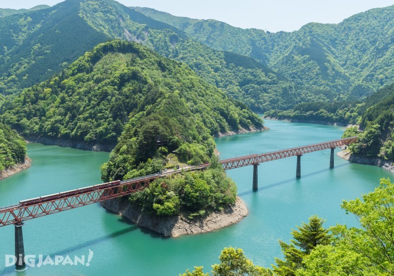 奧大井湖上站建在兩座橋之間，祖母綠的湖面美到翻