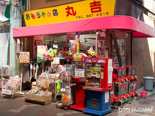 ร้านขายกาชาปองและของเล่นยุคเก่า