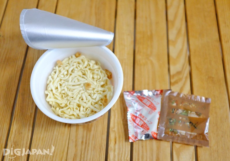 อุด้งน้ำซุปมิโซะใส่หมูและสารพัดผัก（Toyo Suisan）เมื่อต้มเสร็จ2
