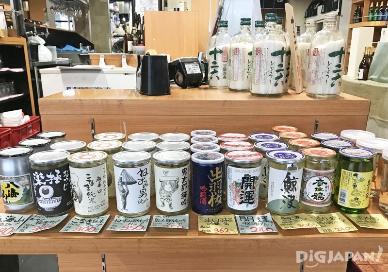 售卖小罐装的日本酒