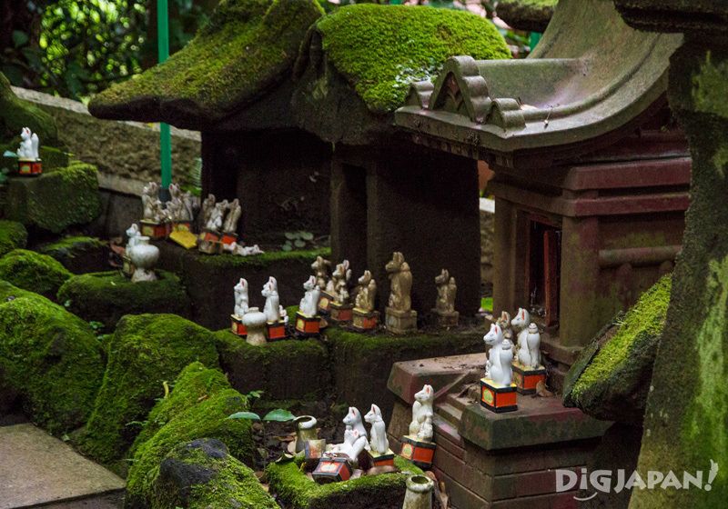 Kitsune statues at Sasuke Inari shrine in Kamakura