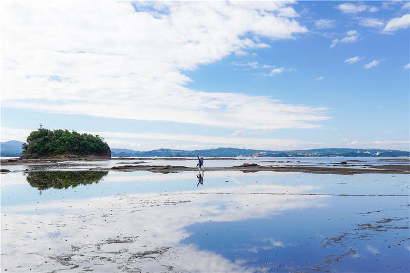 “日本的烏尤尼鹽湖”之稱的「天神崎」