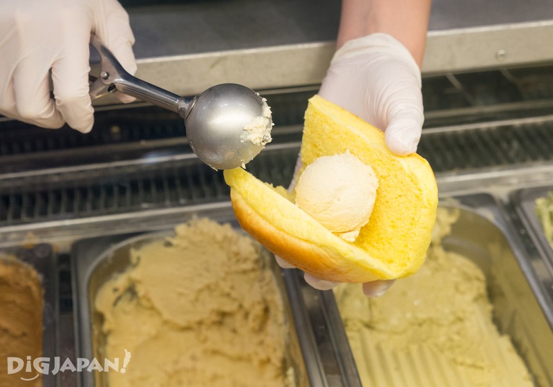麵包夾上冰淇淋後用鐵板加溫冰淇淋三明治