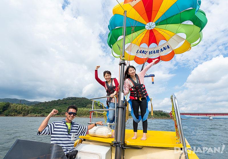 濱名湖體驗水上滑翔傘等活動