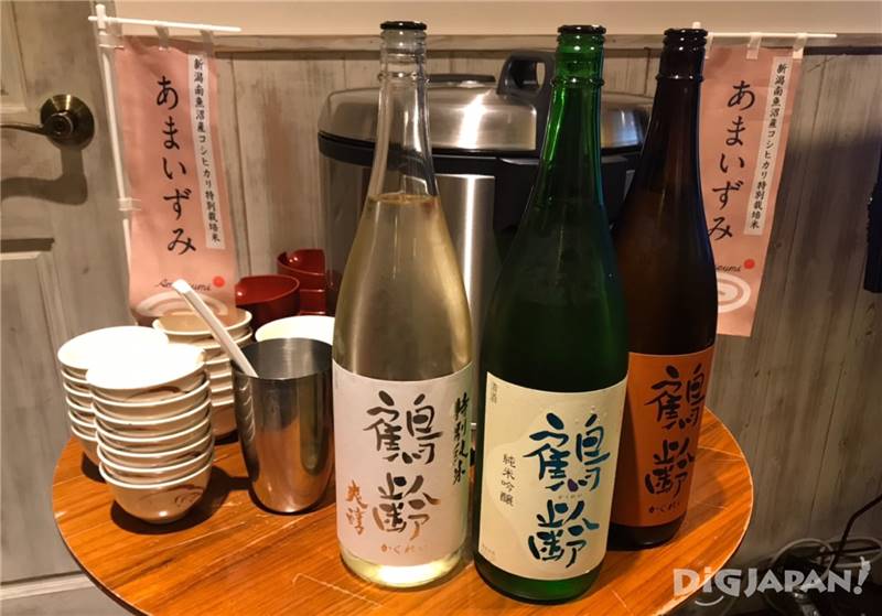 パーティー会場の入口には、大きな炊飯器と日本酒の瓶が3本！パーティー開始前から気分が上がります。
