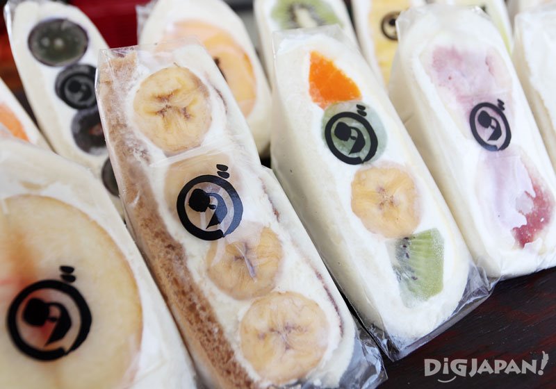 14 different flavors of fruit sandwiches