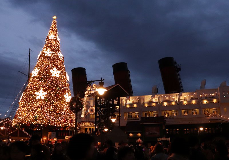 豪華客船S.S.コロンビア号の前に出現した巨大なクリスマスツリー02