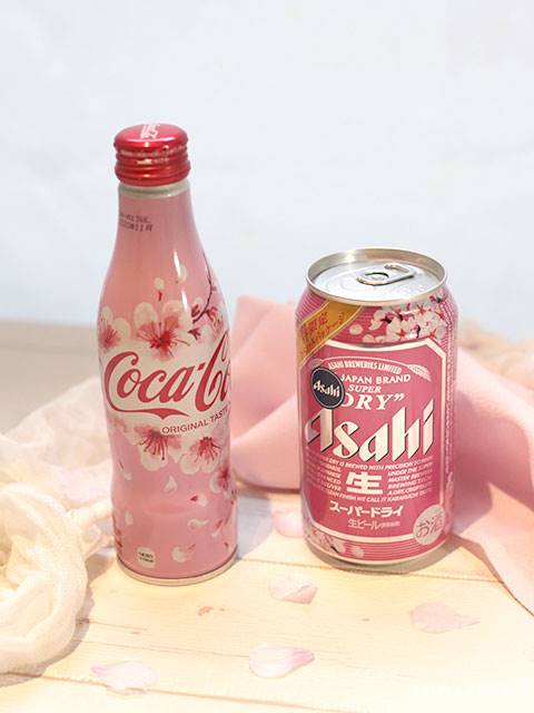 Left: Coca-Cola slim bottle 2020 sakura design 250ml, 125 yen (by Coca-Cola) Right: Asahi Super "Dry" special packaging 350ml, 259 yen (by Asahi Breweries)