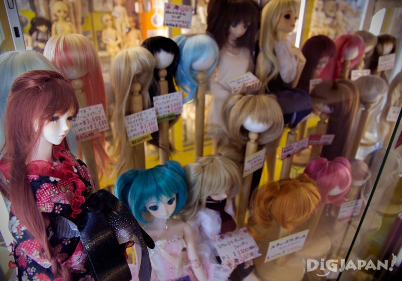 Dolls and doll wigs